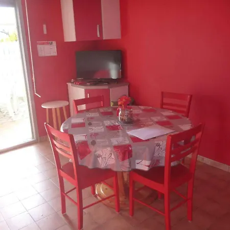 6 Pers, Terrasse, A 2 Pas De Et Commerces, Parking, Option Internet - Fr-1-387-153 Apartment
