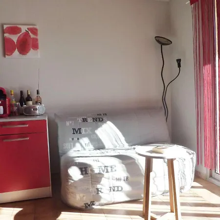 6 Pers, Terrasse, A 2 Pas De Et Commerces, Parking, Option Internet - Fr-1-387-153 Apartment *