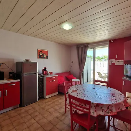 6 Pers, Terrasse, A 2 Pas De Et Commerces, Parking, Option Internet - Fr-1-387-153 Apartmán *