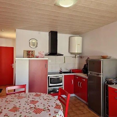 6 Pers, Terrasse, A 2 Pas De Et Commerces, Parking, Option Internet - Fr-1-387-153 Apartmán